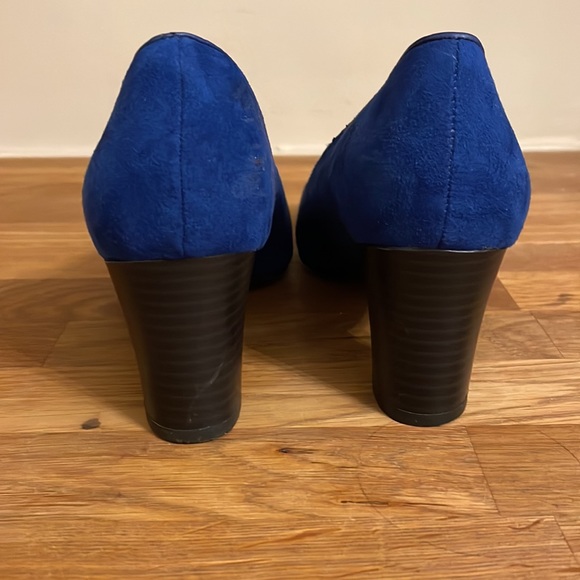 Croft and Barrow Blue Faux Suede Pumps 3” Heels. Women’s size 6. - Picture 3 of 8